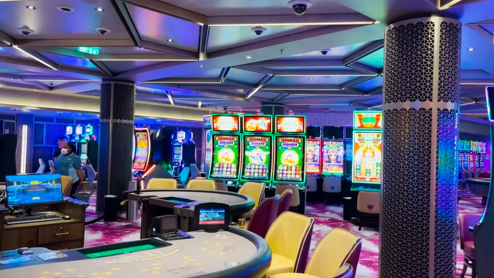 Inside the casino of the wonder of the seas 
