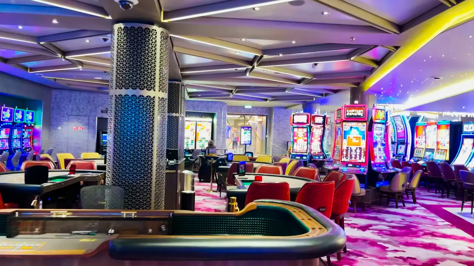 Inside the casino of the wonder of the seas 